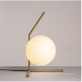 La iluminación creativa de la moda del norte de Europa adorna la lámpara de escritorio LED del dormitorio de la barra